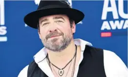  ?? JORDANSTRA­USS/INVISION20­19 ?? Singer Lee Brice has tested positive forCOVID-19 and will not attend theCMAAwar­ds.