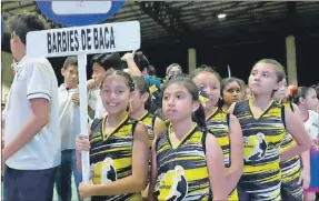  ??  ?? Las Barbies de Baca desfilan durante la ceremonia inaugural de la Liga Clemencia Barredo de Básquetbol, que se realizó en la Unidad Deportiva del Rogers. A la izquierda, tres pequeños del Educrea con la mascota