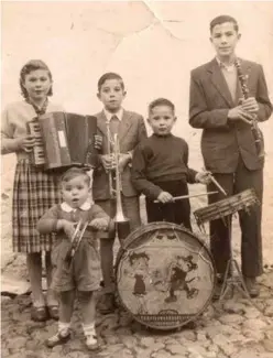  ??  ?? Los hermanos Moreno Gómez. Nuestro protagonis­ta con su trompeta.