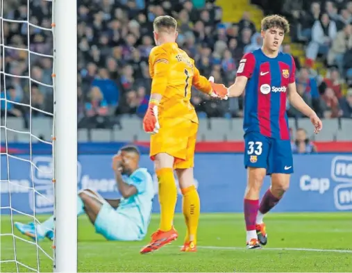  ?? ?? Ter Stegen felicita a Cubarsí por una acción defensiva.