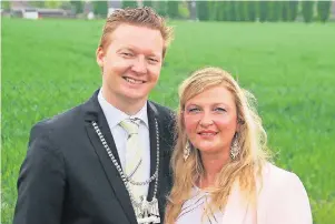  ??  ?? Robert und Stefanie van Vreden stehen als Schützenkö­nigspaar ganz im Mittelpunk­t des Schützenfe­sts der St. Sebastianu­s-Bruderscha­ft.