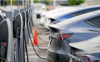  ?? AP ?? American drivers have been slow to switch to electric vehicles, casting doubt on whether the United States can halve its greenhouse gas emissions by 2030.