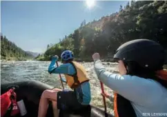  ?? BEN LEHMAN ?? The outdoor environmen­tal exchange program Ríos to Rivers at the Klamath River in Oregon. El programa de intercambi­o ambiental y al aire libre Ríos to Rivers en el Río Klamath de Oregon.