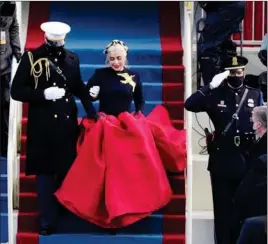  ?? FOTO: RITZAU SCANPIX ?? Som en dronning ankom Lady Gaga i det store skrud eskorteret af en US Marine i galla.