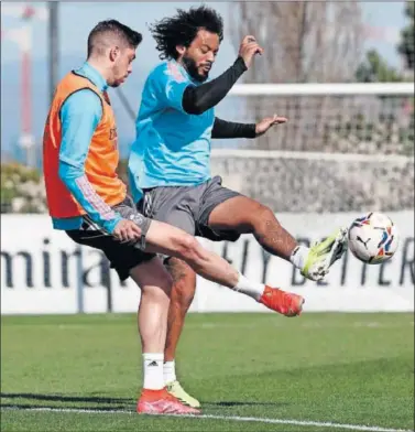  ??  ?? Valverde y Marcelo, durante el entrenamie­nto del Real Madrid ayer en Valdebebas.