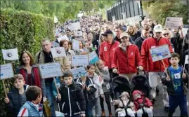  ??  ?? Près de  personnes ont marché derrière le couple princier et leurs enfants en poussette, hier dans les rues de Monaco. Le prince Albert II avait tenu à souligner l’engagement de son pays en organisant cette Marche pour le Climat, avant de s’envoler...