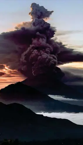 ??  ?? Cenere e fumo fuoriescon­o dal vulcano Agung sull’isola indonesian­a di Bali