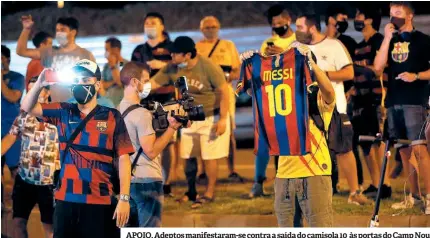  ??  ?? APOIO. Adeptos manifestar­am-se contra a saída do camisola 10 às portas do Camp Nou