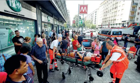  ?? (foto Balti) ?? Soccorsi Sono otto le persone portate fuori in barella dalla metropolit­ana dopo l’improvvisa frenata. Tutti codici «verdi»