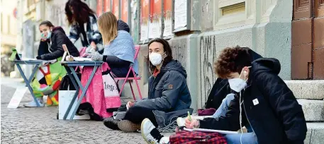  ??  ?? A Torino
Alunni del liceo Gioberti studiano davanti alla scuola in segno di protesta contro la didattica a distanza disposta dall’ultimo Dpcm