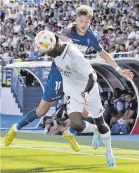  ?? FRANCISCO FERNÁNDEZ ?? Duelo Simo y Vinicius, en el partido de la pasada temporada. ▷