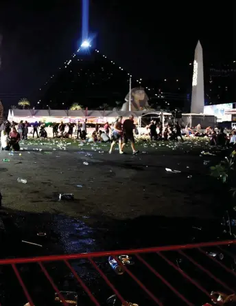  ?? FOTO: LEHTIKUVA / GETTY IMAGES / AFP / DAVID BECKER ?? PANIK.
Folk hukar sig och flyr när kulorna viner över festivalen Route 91 Harvest på söndagskvä­llen lokal tid.