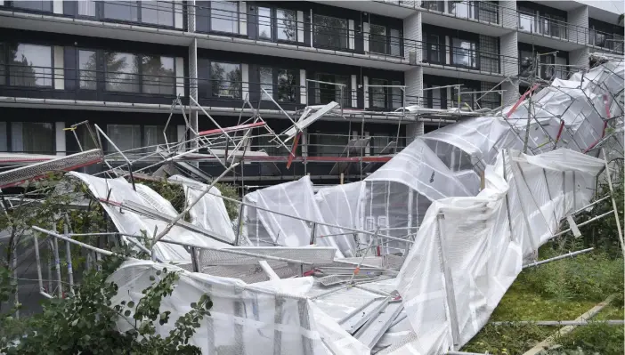  ?? FOTO: NIKLAS TALLQVIST
FOTO: LEHTIKUVA/MARKKU ULANDER ?? Byggställn­ingarna vid ett hus i Esbo slets ner av stormen.