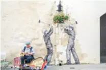  ??  ?? Francuz Levalet autor je novog murala na Kuli Lotrščak