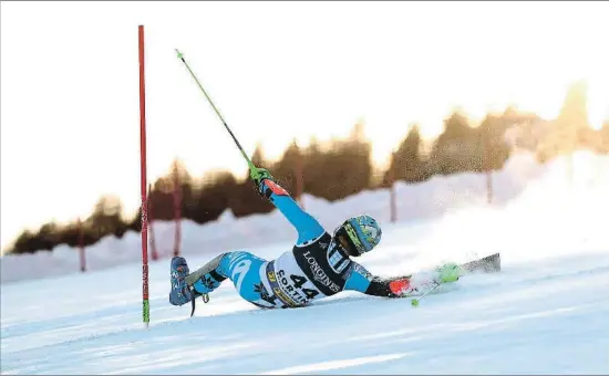  ?? ALEXANDER HASSENSTEI­N / GETTY ?? Caída del estonio Juhan Luik ayer en el Campeonato del Mundo de esquí en Cortina d’ampezzo, Italia