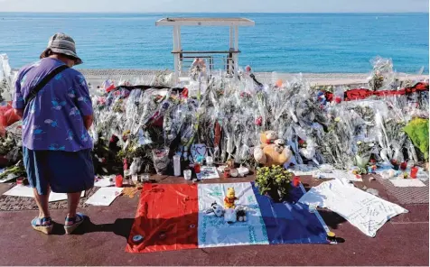  ?? Foto: Valery Hache, afp ?? Ohnmächtig­e Trauer nach dem blutigen Anschlag in Nizza, der sich am morgigen Freitag zum ersten Mal jährt.