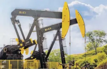  ??  ?? Según la EIA, para septiembre, el consumo de petróleo en el mundo podría ubicarse en los 99,23 millones de barriles diarios promedio. FOTO: ARCHIVO.