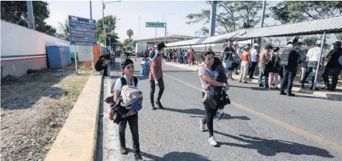  ?? FOTO: AP ?? &gt; Algunos migrantes hondureños arriban a Tapachula, Chiapas, México.