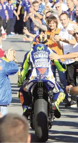  ?? ANSA ?? Pacche sulle spalle a Valentino Rossi dopo il decimo titolo sfuggitogl­i a Valencia