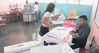  ??  ?? MANIPULEO. El TSE admite que el trabajo en las mesas es la parte más delicada del proceso electoral.