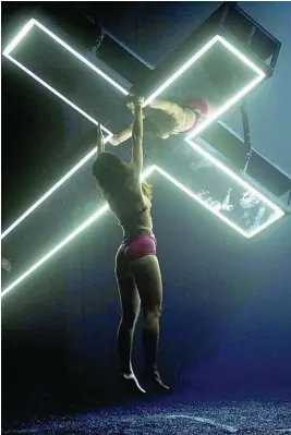  ?? JAVIER DEL REAL ?? Julia de Castro interpreta a una de las tres bailarinas de striptease de la obra