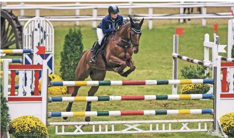  ?? RP-FOTO: MARKUS VAN OFFERN ?? Tina Wellessen vom Club der Pferdefreu­nde Goch mit Hoppla Hopp.