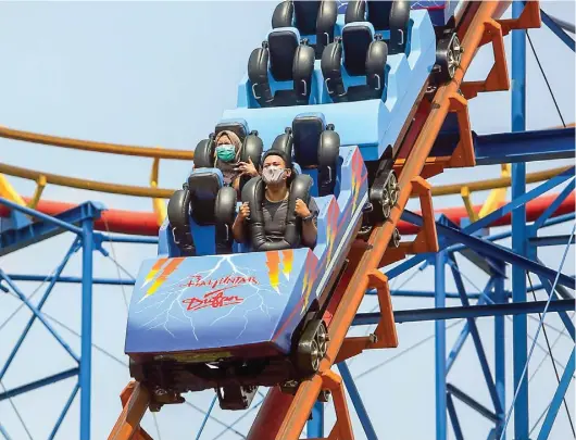  ?? HARITSAH ALMUDATSIR/JAWA POS ?? UJI ADRENALIN: Pengunjung menikmati salah satu permainan di Dufan, Ancol. Dibuka lagi mulai Sabtu (20/6), pengunjung dibatasi maksimal hanya 50 persen dari kondisi normal.