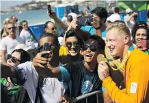  ?? FELIPE DANA/THE ASSOCIATED PRESS ?? Ferry Weertman of the Netherland­s poses with his gold medal after the men’s marathon swim Tuesday.