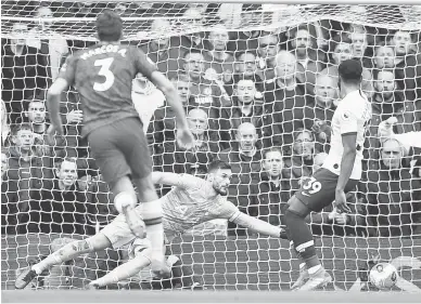  ?? — Gambar AFP ?? GOL!: Alonso menjaringk­an gol kedua Chelsea pada perlawanan Liga Perdana menentang Spurs di Stamford Bridge, London kelmarin.