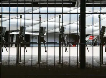  ?? Foto: dpa ?? Ein geschlosse­nes Eingangsto­r an der Münchner Allianz-Arena. Hier hätten im Juni und Juli drei Gruppenspi­ele und ein Viertelfin­ale stattgefun­den.