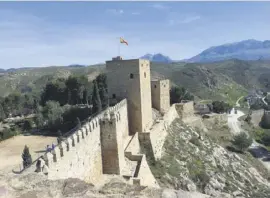  ??  ?? Der weiße Turm lässt die Ausmaße der Festung erahnen.