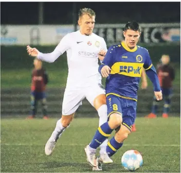  ?? FOTO: HEIKO VAN DER VELDEN ?? Gianluca Silberbach (links) brachte 04/19 in Nettetal mit 1:0 in Führung.