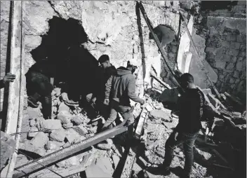  ?? AP PHOTO/MAJDI MOHAMMED ?? Palestinia­ns inspect the ruins of a militant hideout destroyed during a raid by Israeli forces in the Old City of Nablus in the West Bank, on Wednesday.