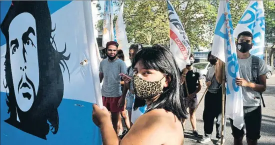  ?? ENRIQUE GARCIA MEDINA / EFE ?? Militantes de la agrupación Barrios de Pie protestand­o el miércoles en Buenos Aires por la estrategia sanitaria en la provincia de Formosa