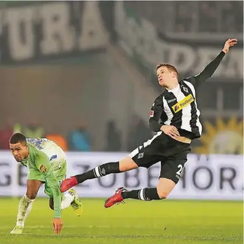  ?? FOTO: IMAGO ?? Flugschau: Borussias Matthias Ginter (rechts) hatte diesmal defensiv einige Probleme, unter anderem mit dem Wolfsburge­r Daniel Didavi, der zum zwischenze­itlichen 2:0 traf.