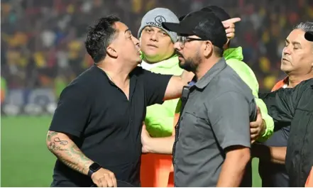  ?? lN ?? Yosimar Arias fue controlado por la seguridad privada cuando increpó al árbitro David Gómez.