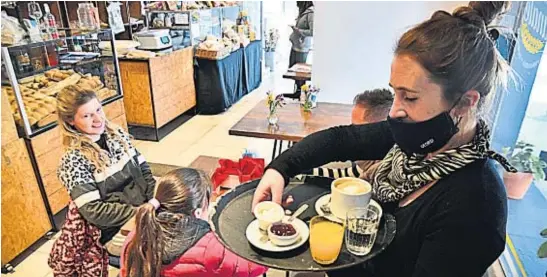  ?? PEDRO CASTILLO ?? CAMBIO OBLIGADO. Por los costos y el escaso movimiento, Georgina Climent mudó su panadería-cafetería del Centro a un local en barrio Alto Alberdi.