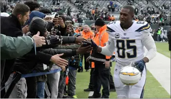  ?? AP PHOTO/BILL KOSTROUN ?? In this 2017 file photo, Los Angeles Chargers tight end Antonio Gates (85) greets fans before an NFL football game against the New york Jets in East Rutherford, N.J. Gates has re-signed with the Los Angeles Chargers for his 16th season.