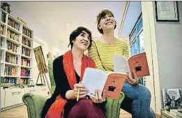  ?? NEUS MASCARÓS ?? 140 caracteres. En la imagen de la izquierda, Núria Sales y Laura Borràs en la librería Ona, donde la primera retó a la segunda a comentar libros en un tuitFuerte­s. Junto a estas líneas, la ilustrador­a Noemí Villamuza (izquierda) y la editora Àurea Juan en el taller “La voz de Gloria Fuertes a través de los lápices” en Atzavara