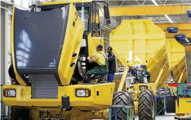  ?? ARCHIV-FOTO: MARIO GENTZEL/DPA ?? Vor  Jahren nahm die südafrikan­ische Firma Bell Equipment im Gewerbegeb­iet am Kindel bei Eisenach ihre Fertigung von großen Muldenkipp­ern auf. Jetzt wird das Montagewer­k noch einmal erweitert.