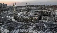  ??  ?? L’afflux de pèlerins du monde entier constitue un véritable défi logistique pour les autorités saoudienne­s. (Photo MaxPPP/EPA)