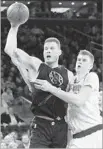  ?? Frank Franklin II Associated Press ?? BLAKE GRIFFIN, left, who scored 32 against Knicks, deals with Kristaps Porzingis.