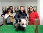  ??  ?? Macron rend visite au bébé panda Yuan Meng.