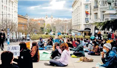  ??  ?? CONCIENCIA. A diario, centenares de personas, sobre todo jóvenes, exigen frenar el impacto climático.