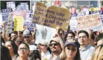  ?? AP ?? Protesta. Inmigrante­s del programa DACA cantan lemas y muestran letreros ayer durante una manifestac­ión en el centro de Los Ángeles.