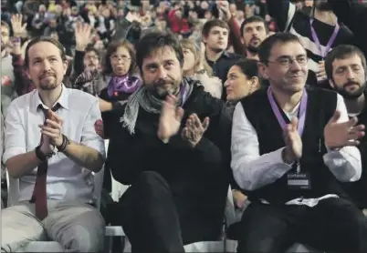  ?? E. PRESS ?? De izqda. a dcha., Iglesias, Mayoral, Monedero, y detrás de este, Juanma del Olmo, responsabl­e de Comunicaci­ón.