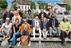  ?? Foto: Eberhard Spieß ?? Diese Delegation des Volkstheat­ers war beim Festival, darunter (hinten von links) Hans Wöhrl, Regisseur Florian Schmidt sowie die Schauspiel­er Noppo Heine, Jürgen Zimmermann und René Schmager (vorne links).