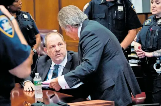  ?? STEVEN HIRSCH (POOL) ?? Weinstein y su abogado (de pie), en el juicio contra él, en el Tribunal Supremo de Nueva York en 2018.