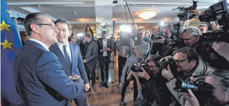  ?? FOTO: DPA ?? Die Parteichef­s Sebastian Kurz (ÖVP, 2. von links) und Heinz-Christian Strache (FPÖ, links) haben den Koalitions­vertrag der Öffentlich­keit präsentier­t – an jenem Ort, wo einst christlich­e Heere die Osmanen vor Wien zurückgesc­hlagen haben.