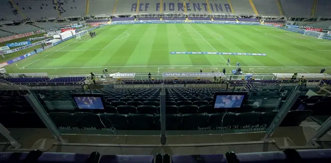  ??  ?? Tribuna Lo stadio Franchi visto dalla tribuna. Per consentire alla Fiorentina di continuare a giocare a Firenze sono stati presentati cinque emendament­i al decreto Semplifica­zione